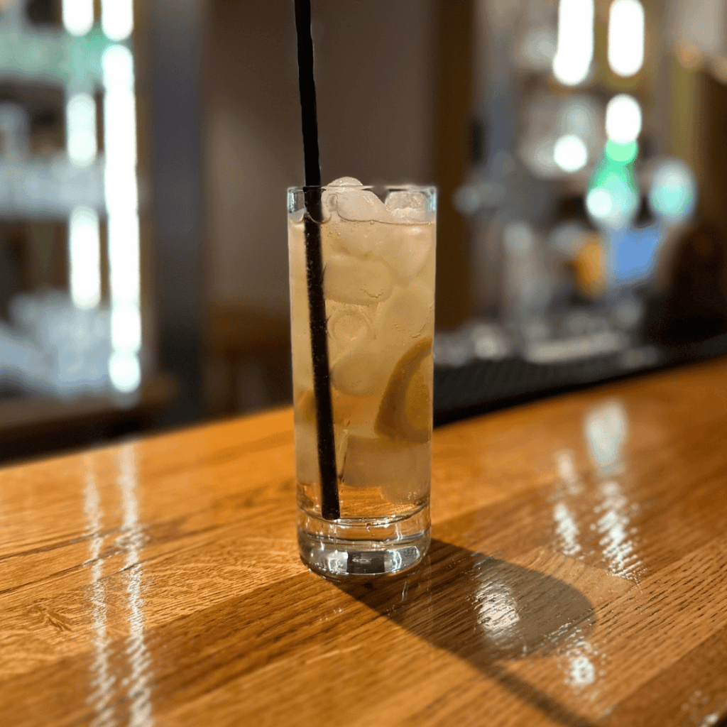 Jack Apple & Tonic drink